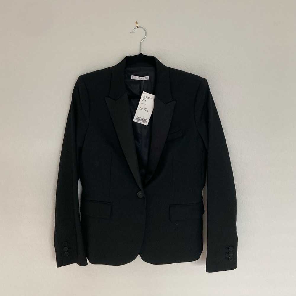 Brand new black blazer. Size 6. Great fit.